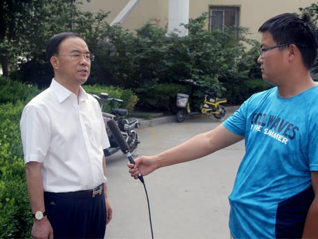 山東天意機(jī)械董事長劉洪彬作為基層共產(chǎn)黨員，今天接受了當(dāng)?shù)赜浾叩牟稍L