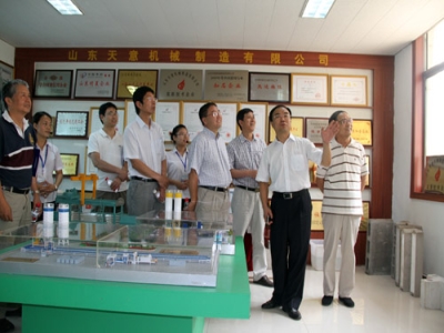 2012.7.28日山東天意兩項(xiàng)科技成果鑒定順利通過(guò)，北京領(lǐng)導(dǎo)專家，到我公司參觀指導(dǎo)