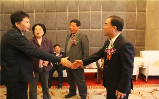 國家發(fā)展改革委資源節(jié)約與環(huán)境保護司牛波處長（和劉總握手）、全國墻材革新工作委員會會長滕軍力（女士）