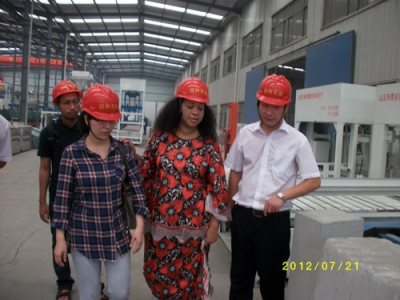 2012.7.21日坦桑尼亞總統(tǒng)夫人來(lái)我公司參觀指導(dǎo)、洽談合作