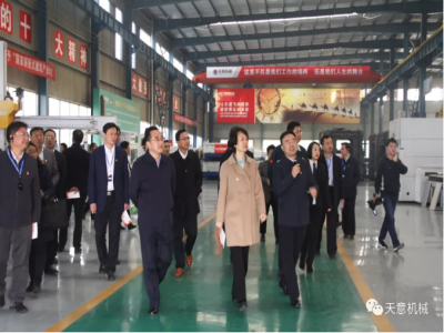 濟(jì)寧市委常委、組織部部長(zhǎng)孔凡萍帶領(lǐng)全市“兩新”組織黨建工作現(xiàn)場(chǎng)觀摩團(tuán)蒞臨天意機(jī)械調(diào)研指導(dǎo)