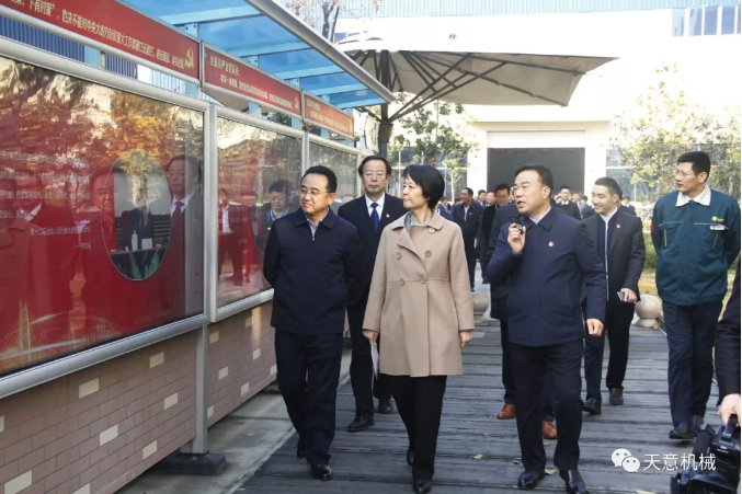 濟(jì)寧市委常委、組織部部長孔凡萍帶領(lǐng)全市“兩新”組織黨建工作現(xiàn)場(chǎng)觀摩團(tuán)蒞臨天意機(jī)械調(diào)研指導(dǎo)